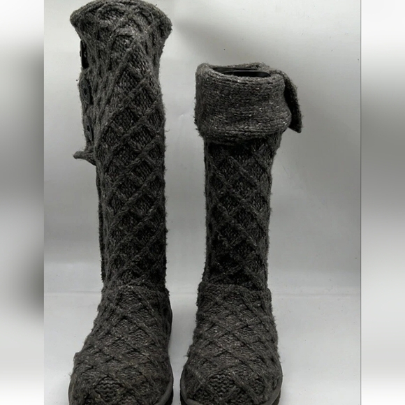 Ugg Australia Women Sweater Cardi 3 buttons Boots shoes sz 5 - Picture 3 of 9